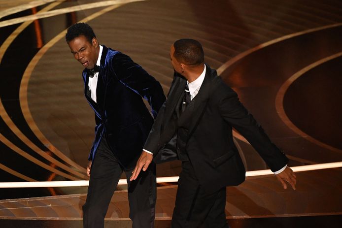 Will Smith (R) sloeg Chris Rock (L) in het gezicht tijdens de 94th Oscars in het Dolby Theatre in Hollywood, California.