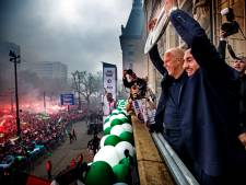 Arne Slot viert feest met dolgelukkig Feyenoord Legioen: ‘Jullie brachten het dna van deze club over op de spelers’