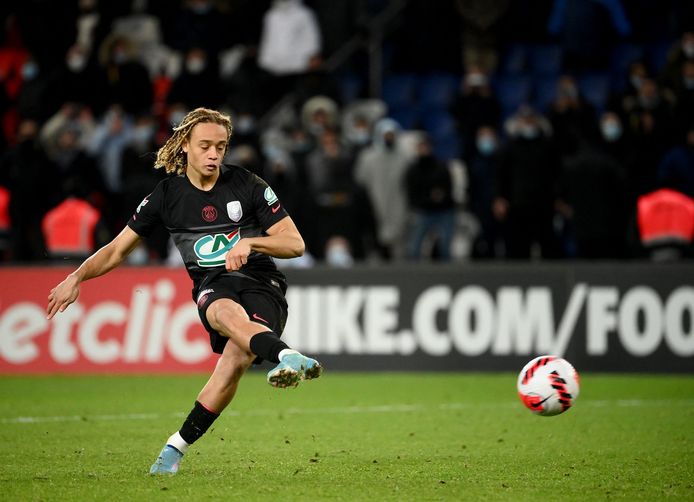 Xavi Simons in actie voor Paris Saint-Germain.
