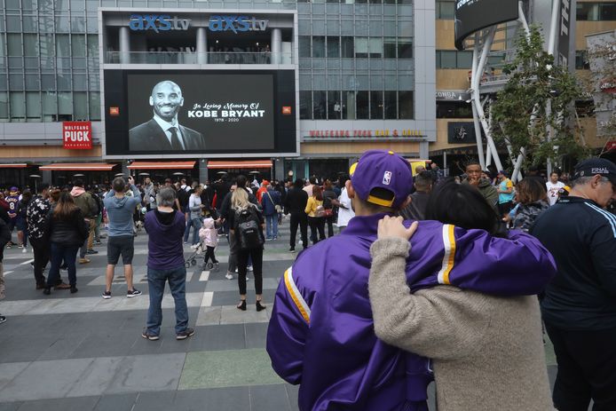 Lakers-fans komen bij elkaar voor het Staples Center in Los Angeles.