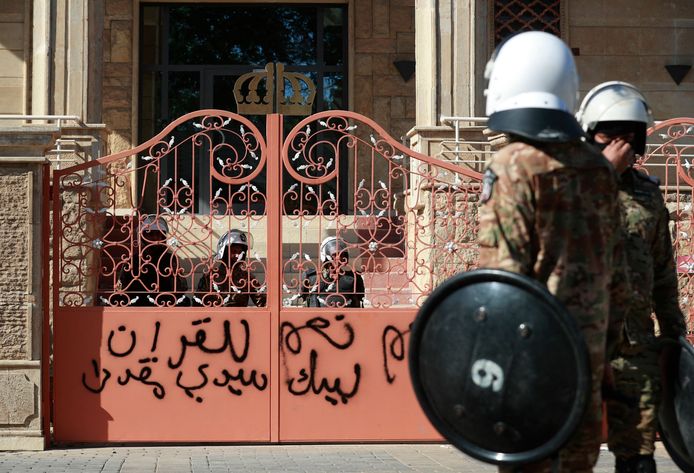 Iraakse veiligheidsdiensten bewaken de ingang van de Zweedse ambassade in Bagdad nadat deze werd bestormd door manifestanten. (29/06/23)