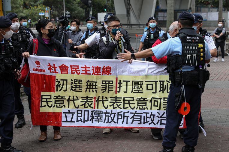 Leden van de Bond van Sociaaldemocraten demonstreren bij het gerechtsgebouw in Hongkong.  Beeld ANP / EPA