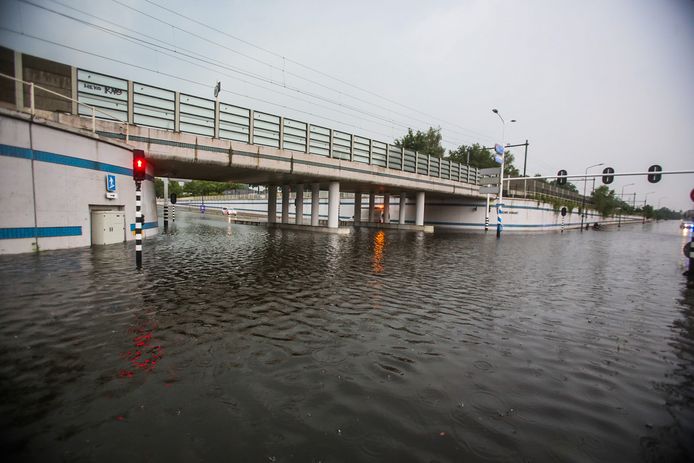 De Henri Dunant-tunnel is woensdagavond volledig onder water gelopen.