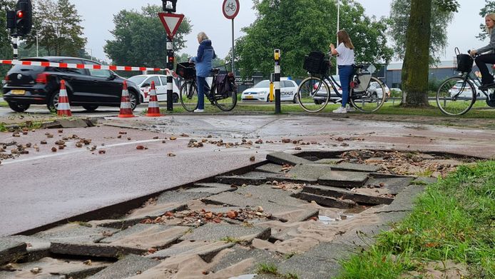 Het zand onder het fietspad is weggespoeld, waardoor het fietspad naar beneden is gezakt.