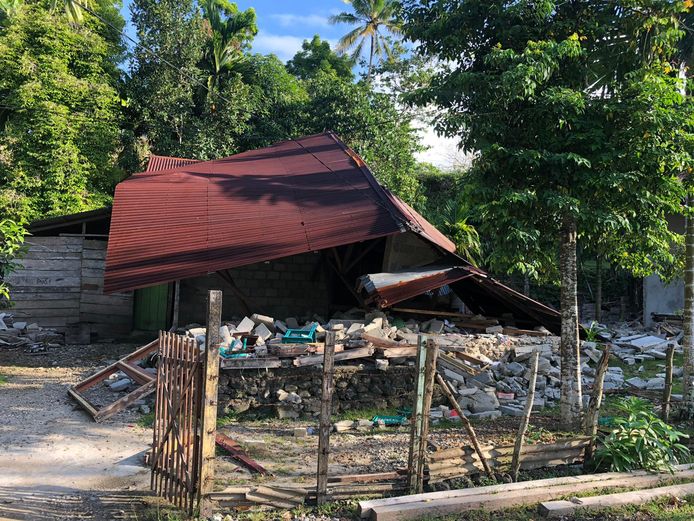 Foto van Victor Joseph op het eiland Ambon. Verwoeste gebouwen en huizen in dorp Liang en van vluchtelingen in de heuvels op Ambon.
