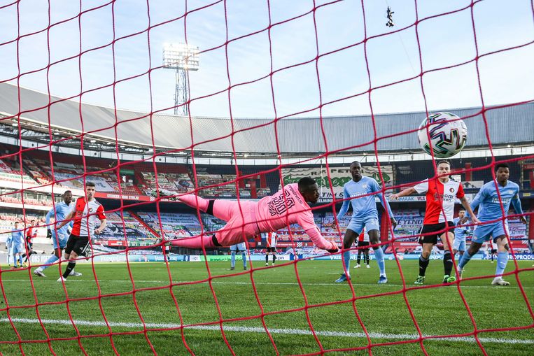  Steven Berghuis van Feyenoord scoort  2-0 tegen PSV. Beeld EPA