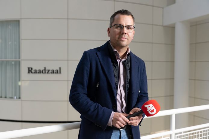 Portret van AD-journalist Niels Klaassen in het atrium van het Haagse stadhuis.