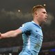 De voeten van 'King Kevin' de Bruyne doen dienst als kwasten en de grasmat is zijn canvas