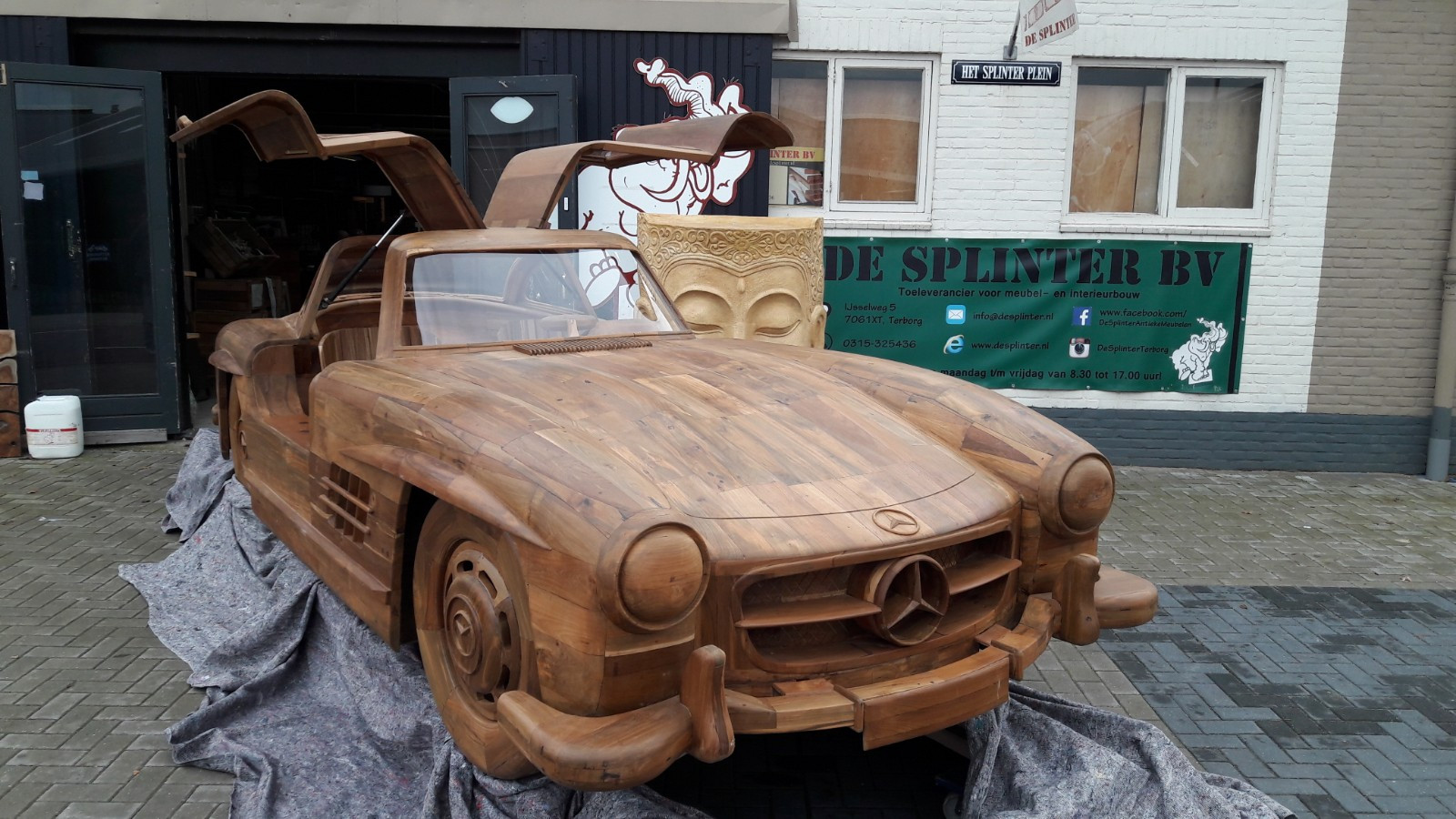 Deze man liet een Mercedes bouwen van hout Foto AD.nl