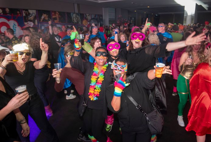 Honderden Wageningers vieren de XL Party in Hotel De Wageningsche Berg.