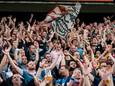 Supporters op de tribune bij FC Twente.