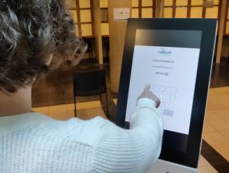 Infopunt stadhuis neemt verstelbare aanmeldzuil in gebruik