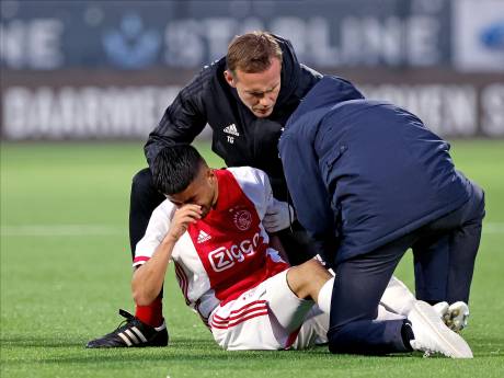 Vrees voor zware blessure Ünüvar; Ajax-talent verdraait knie en gaat huilend van het veld