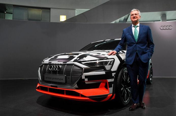 CEO Rupert Stadler naast de nieuwe Audi e-tron.