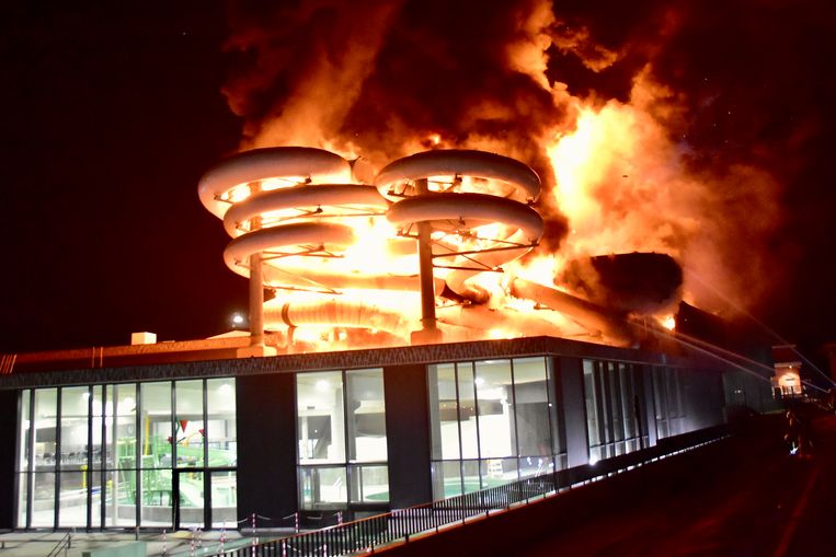 De glijbanen in polyester vormden een dankbare prooi voor de vlammen.