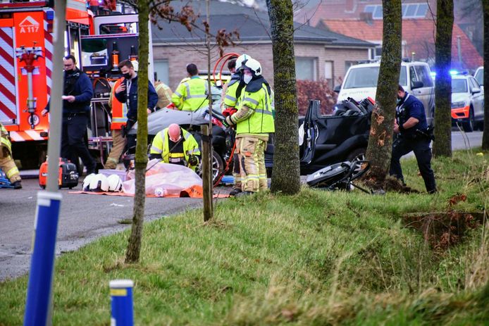 De personenwagen botste tegen een boom in de Steenstraat in Aartrijke. De bestuurder zat gekneld en werd bevrijd door de brandweer. De man raakte zwaargewond.