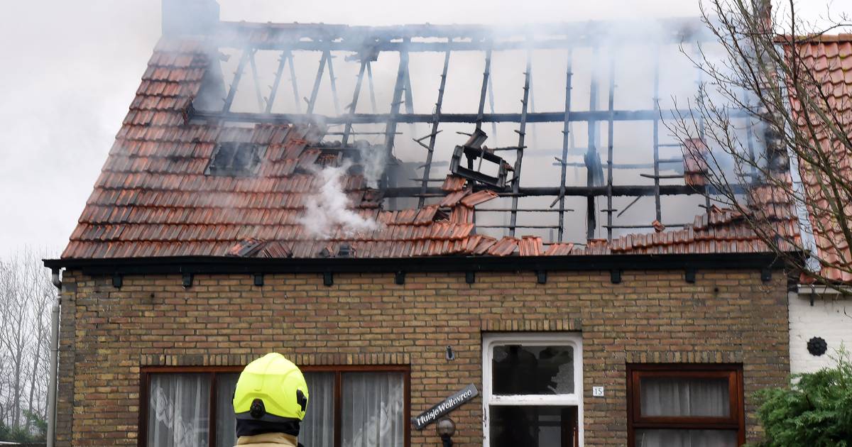 Brand verwoest woning in Hoofdplaat: ‘Ik hoorde boven knallen en zag alleen maar rook’