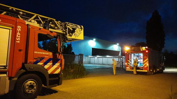 Brand in een bedrijfspand aan de Lonnekerbrugstraat in Enschede.