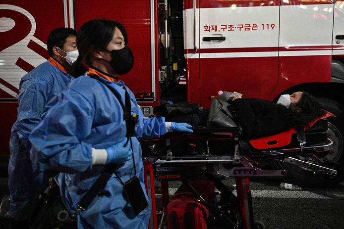 De politie bevestigde ook dat tientallen mensen in de straten van Itaewon werden gereanimeerd, terwijl vele anderen naar nabijgelegen ziekenhuizen zijn gebracht.