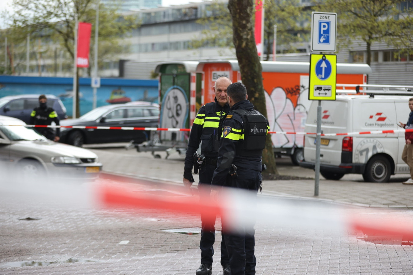 Agenten op de Meeuwenlaan in Amsterdam-Noord tijdens de roofoverval en achtervolging