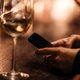 De Tinderdate van Nora (35) ging er stiekem vandoor: “Toen ik terugkwam van de wc was hij weg”