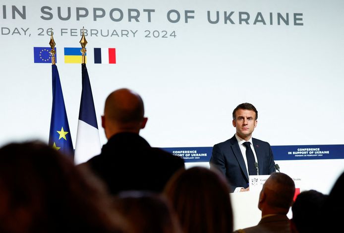 Macron deed zijn uitspraken maandagavond na een Europese top over steun aan Oekraïne. Verschillende landen hebben dinsdag laten weten een dergelijke stap niet te overwegen.