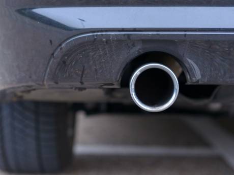 Lekkende auto’s en barbecues? Zo verwijder je de vetvlekken op de tegels