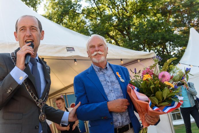 Kees Ooijevaar (rechts) toen hij drie jaar geleden een koninklijke onderscheiding kreeg van burgemeester Sander Schelberg (links).