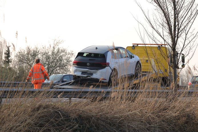 Twee auto's botsen op Midden-Brabantweg bij Waalwijk.