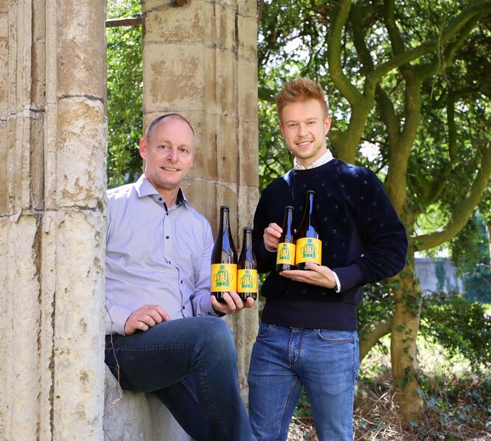 Joeri en Lauren met het nieuwe Bavo-bier naar eeuwenoud recept.