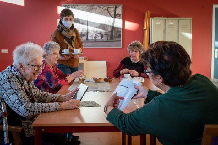 Simone Harmsen helpt ouderen uit Angeren met hun iPad. Corry Wijlhuizen zit tweede van links.