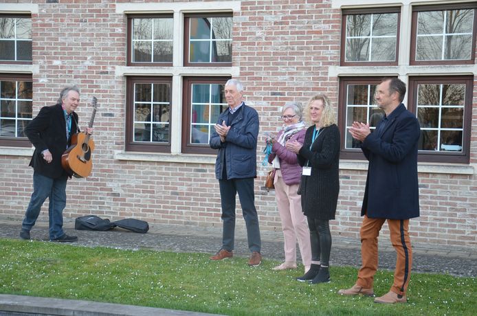 ‘Meisje aan de Waterkant’, het beeldje op het grasperkje met vijver achter het gemeentehuis werd zaterdagavond officieel ingehuldigd tijdens de feestelijke afsluiter van de HArt-beeldenroutes.