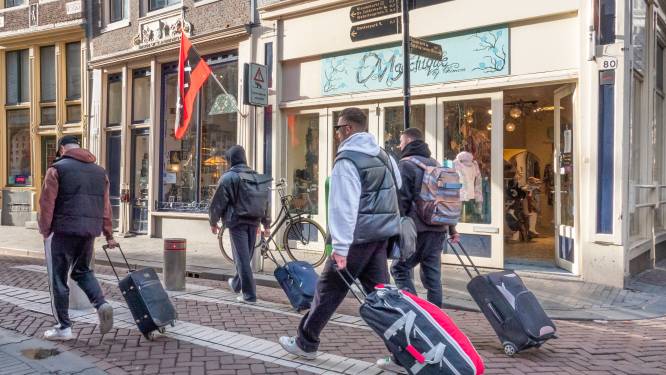 ‘Stay Away’: Amsterdam is dronken buitenlandse toeristen spuugzat en wil dat ze wegblijven