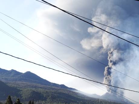 Straten La Palma bedekt onder zwarte lagen as na vulkaanuitbarsting: 'Waarom ben ik hier?’