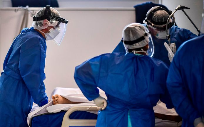 Artsen staan om het bed van een coronapatiënt heen in een Argentijns ziekenhuis.