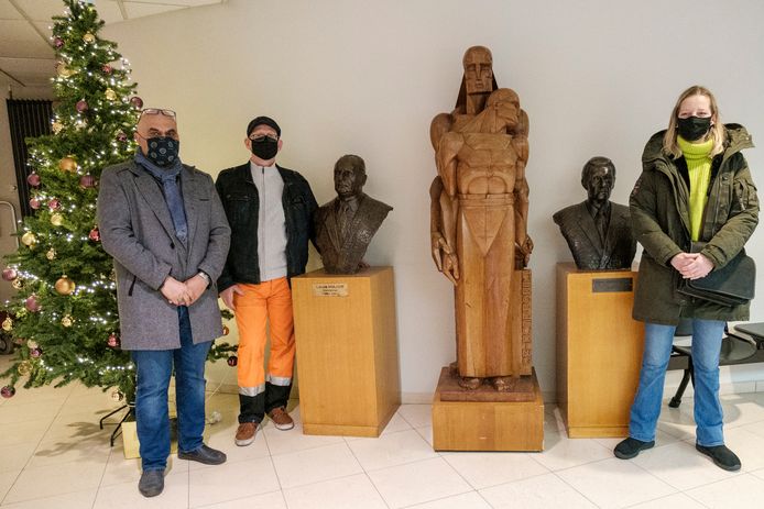 De dokwerkers gingen de pakketten met muffins overhandigen aan het personeel van De Mick.