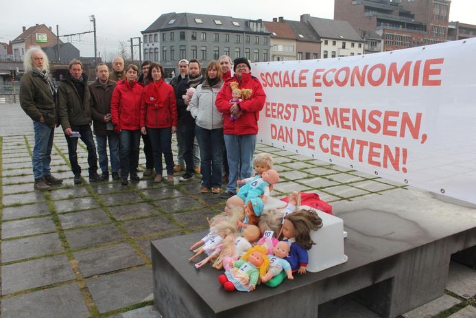 De vakbond zette 16 popjes op het Werfplein, 1 pop per personeelslid dat moet vertrekken bij De Loods.