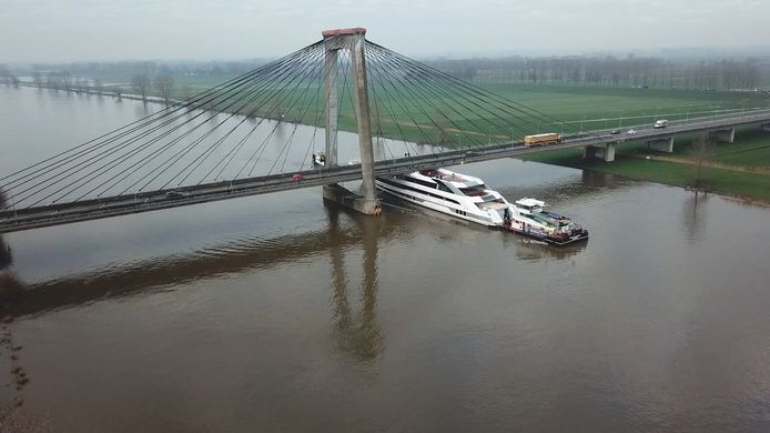 De Galactica zit weeral vast onder een brug