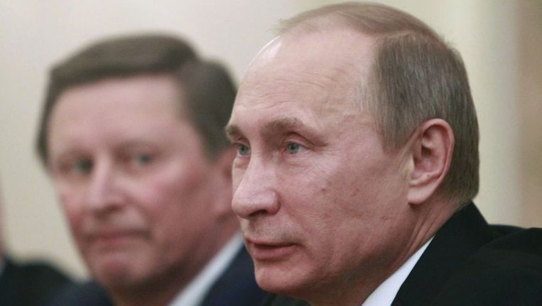 President Poetin met op de achtergrond zijn stafchef, Sergei Ivanov. Beeld REUTERS