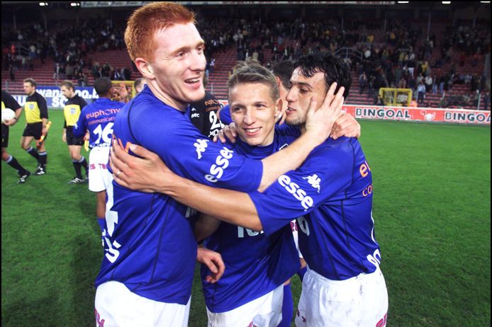 Wesley Sonck viert de overwinning samen met Berndt Thijs en Akram Roumani in Charleroi-Genk van 2001.
