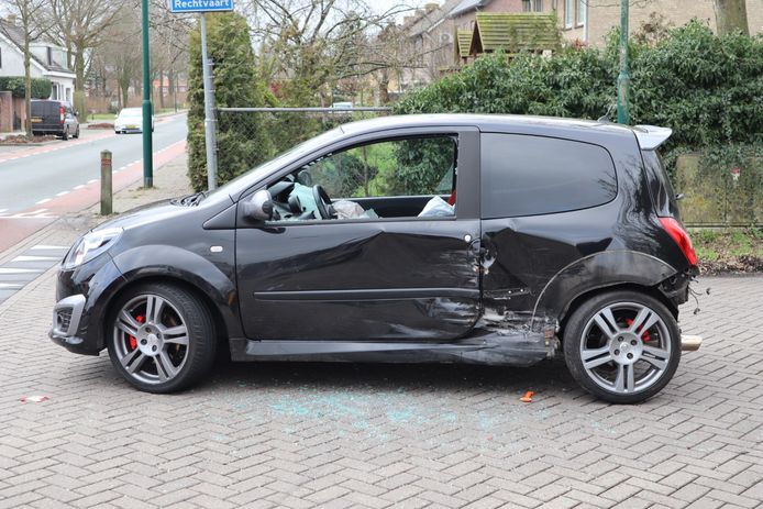 De auto was gestolen en werd achternagezeten door de bestolen eigenaar. Na de botsing op de Sweensstraat kon de bestuurder niet meer verder rijden.