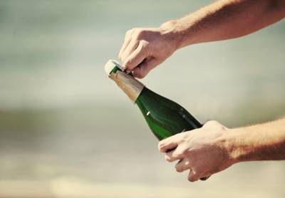 Zo open je een fles champagne of schuimwijn op een veilige manier (en dit mag je zeker niét doen)
