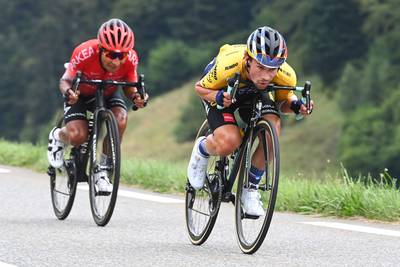 Nieuwe UCI-regels over bidons weggooien en dalen op de buis zorgen voor verdeelde reacties in het peloton: “Gaan ze ook een snelheidsbeperking opleggen?”