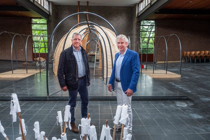 Jos Verstegen en Max Krol in de kerk. Die wordt nu tijdelijk ook gebruikt door een Nijmeegse kunstenaarsgroep.