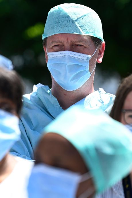 Le port du masque obligatoire dans les établissements de soins de santé, c’est fini