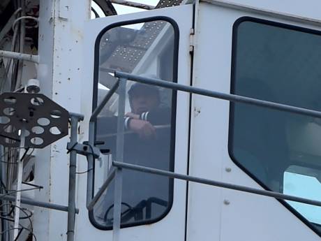 Les huit réfugiés retranchés sur deux grues y ont passé la nuit