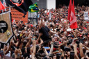 De voormalige Braziliaanse president Luiz Inacio Lula da Silva tussen zijn aanhangers.