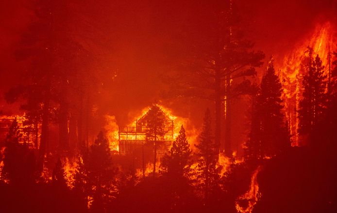 De Caldor-brand vernietigt huizen op weg naar South Lake Tahoe.