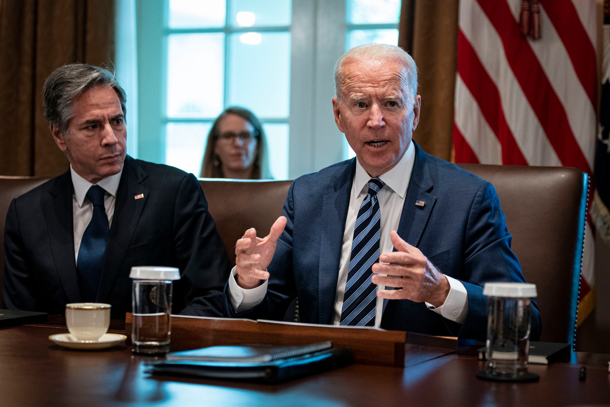 Amerikaans president Joe Biden met links naast hem buitenlandminister Antony Blinken. Beeld Photo News