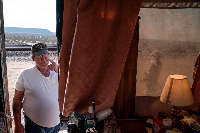 Larry Mitchell Hopkins, alias ‘Striker’ in een camper van zijn anti-migrantenmilitie ergens aan de grens met Mexico.